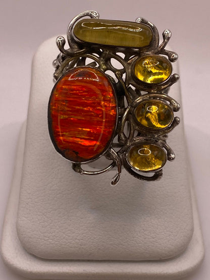 Anillo Artesanal con Ópalo de Fuego y Ámbar en Plata .950 en báscula mostrando peso