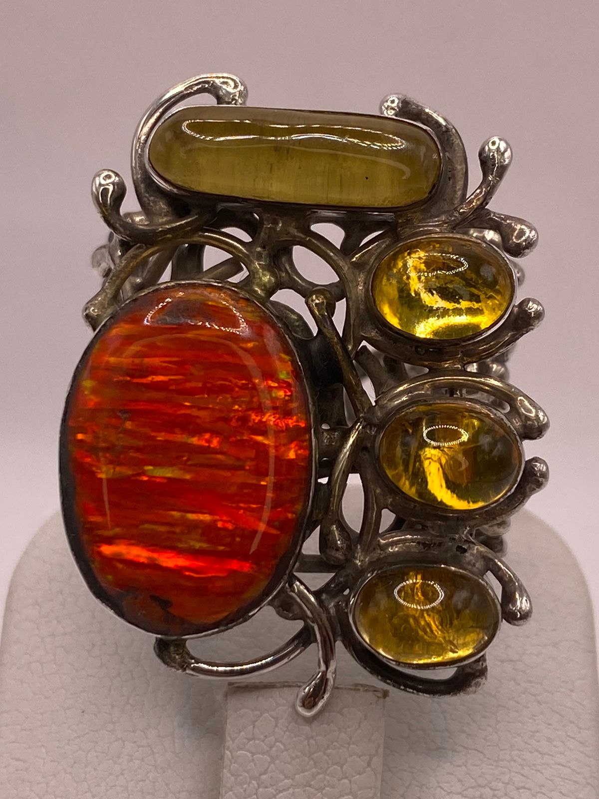 Anillo étnico escultórico de plata .950 con ópalo de fuego y ámbar natural sobre superficie — joyería artesanal mexicana Taxco