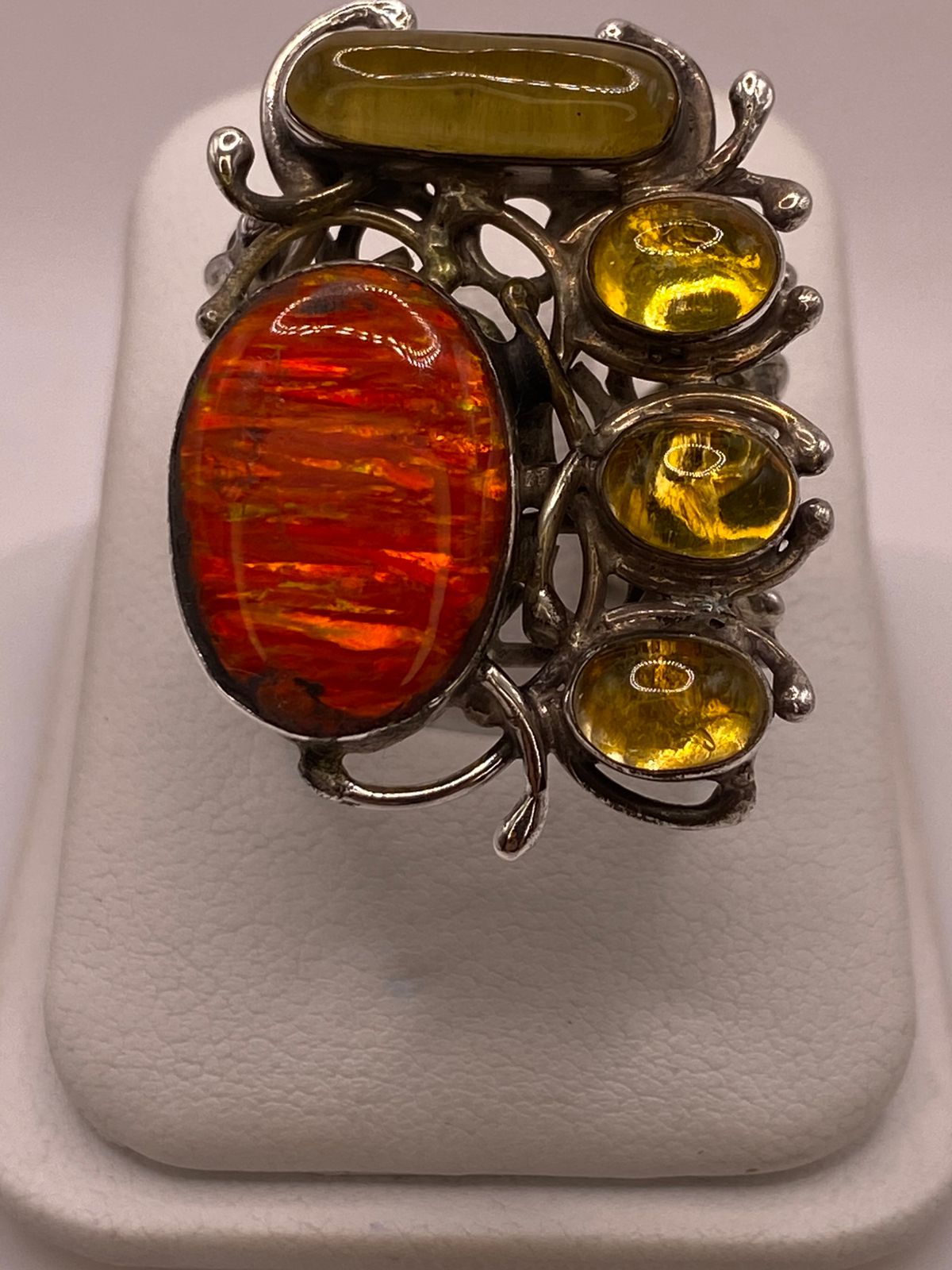 Anillo statement de plata .950 con ópalo de fuego y ámbar natural puesto en mano femenina — artesanal Taxco para ella