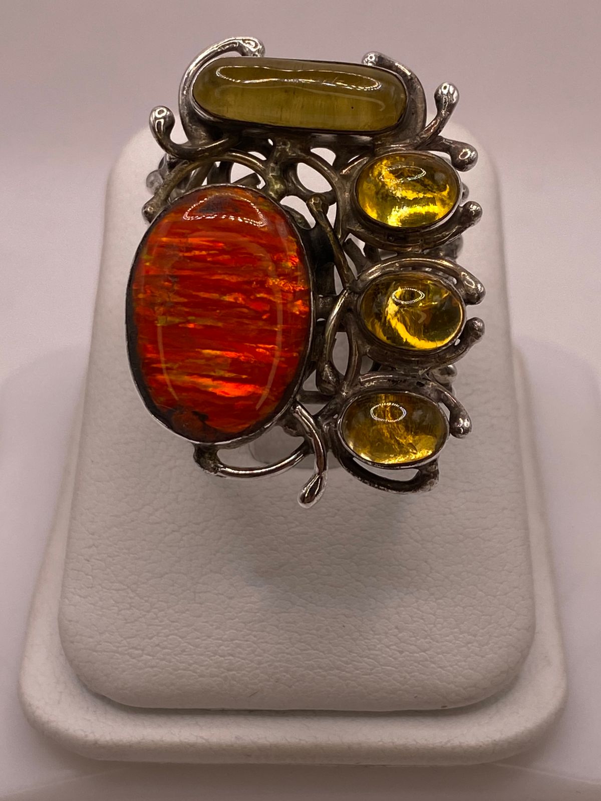 Anillo étnico de plata .950 con ópalo de fuego oval y 5 cabuchones de ámbar natural en montura orgánica — artesanal Taxco