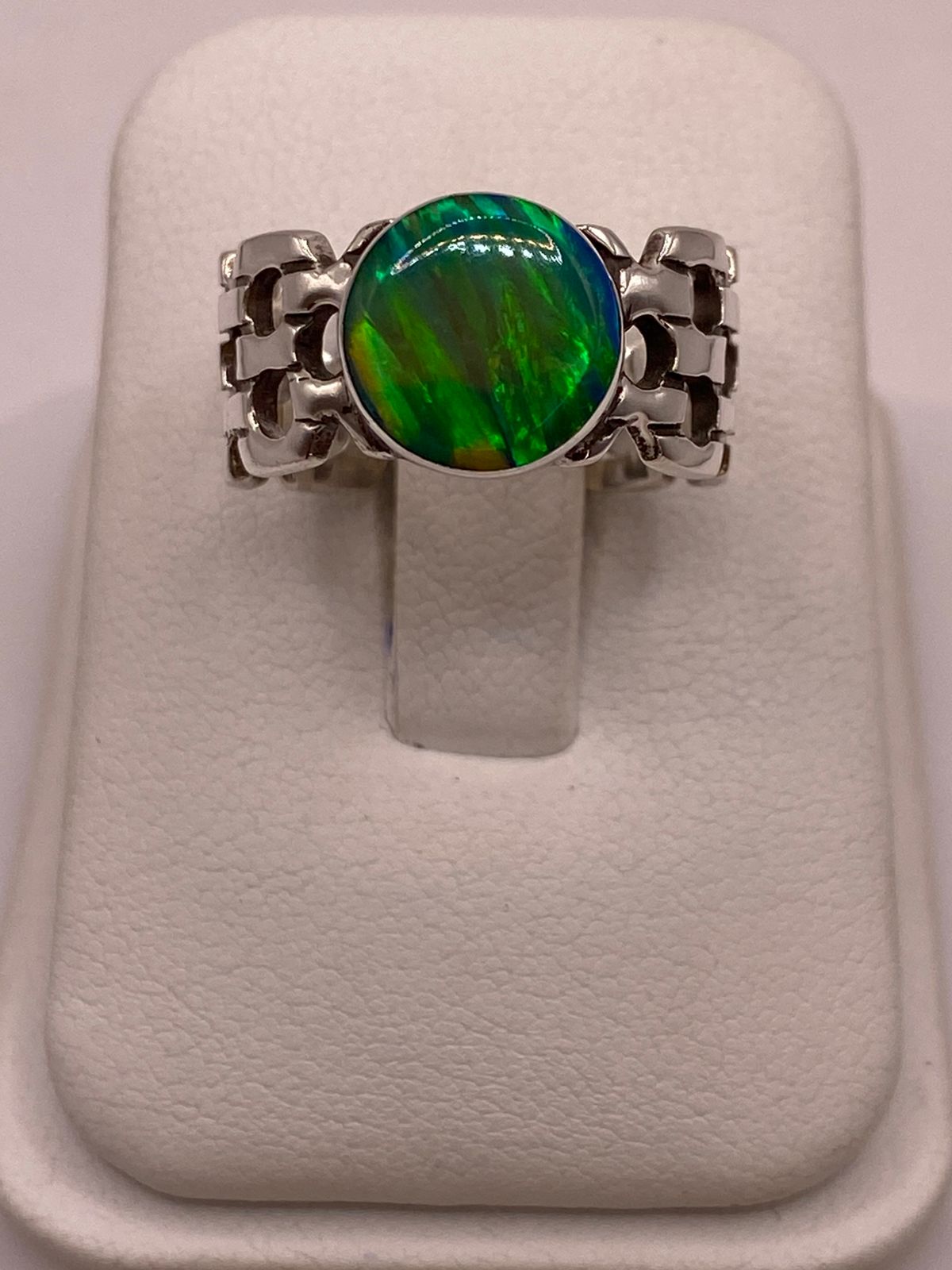 Anillo Artesanal con Ópalo de Fuego Verde en Plata .950, vista de detalle