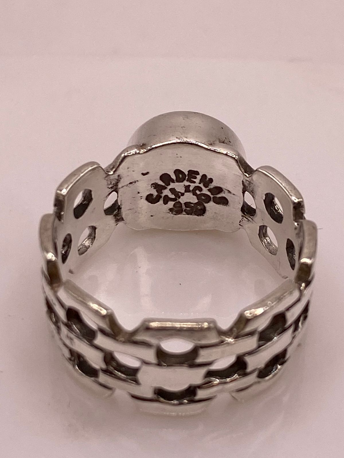 Anillo Artesanal con Ópalo de Fuego Verde en Plata .950, sello de autenticidad Plata Ley .925