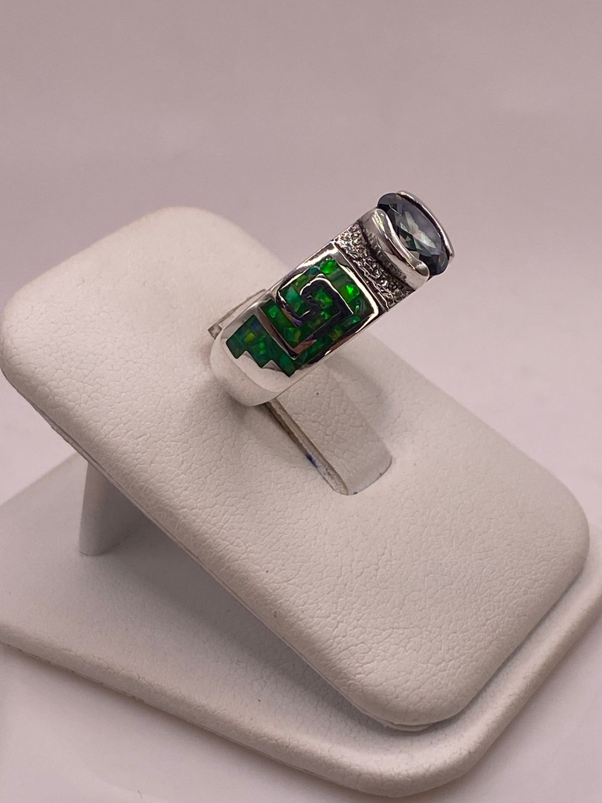 Anillo Artesanal de Plata 950 con Ópalo de Fuego y Zirconia, vista lateral