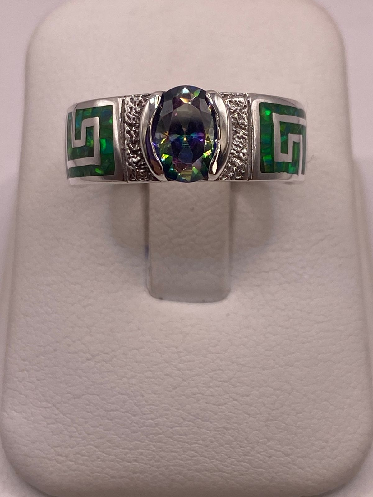 Anillo Artesanal de Plata 950 con Ópalo de Fuego y Zirconia, vista de detalle