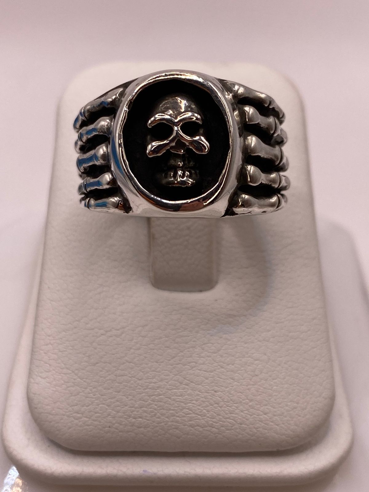 Anillo Artesanal en Plata con Calavera y Banda Estilo Huesos — vista lateral