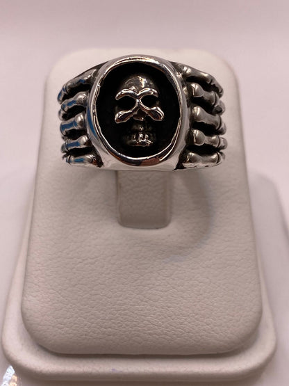 Anillo Artesanal en Plata con Calavera y Banda Estilo Huesos — vista lateral
