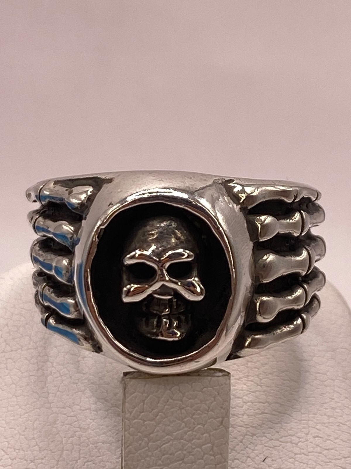 Anillo Artesanal en Plata con Calavera y Banda Estilo Huesos, vista frontal