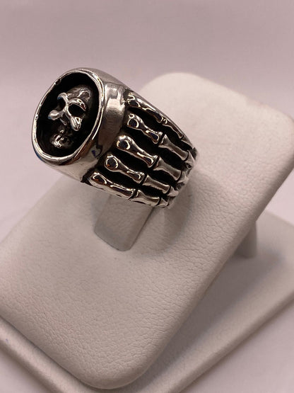Anillo Artesanal en Plata con Calavera y Banda Estilo Huesos, vista lateral