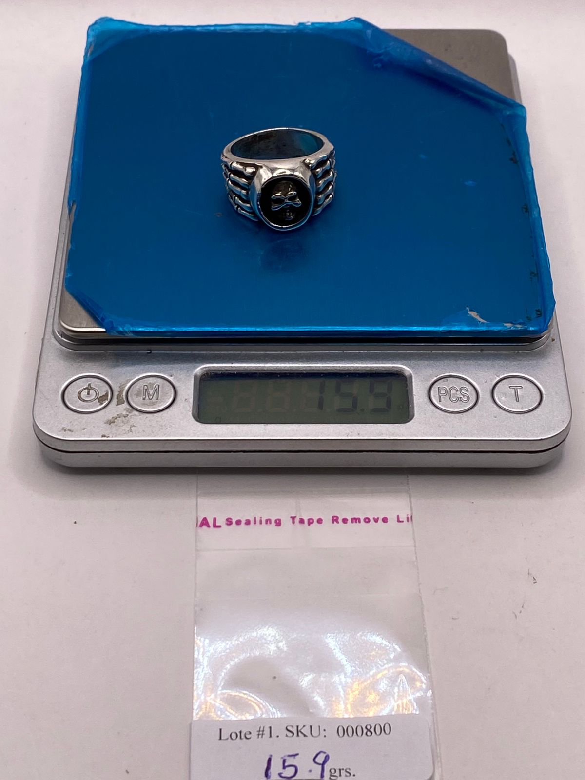 Anillo Artesanal en Plata con Calavera y Banda Estilo Huesos, peso en gramos (báscula)