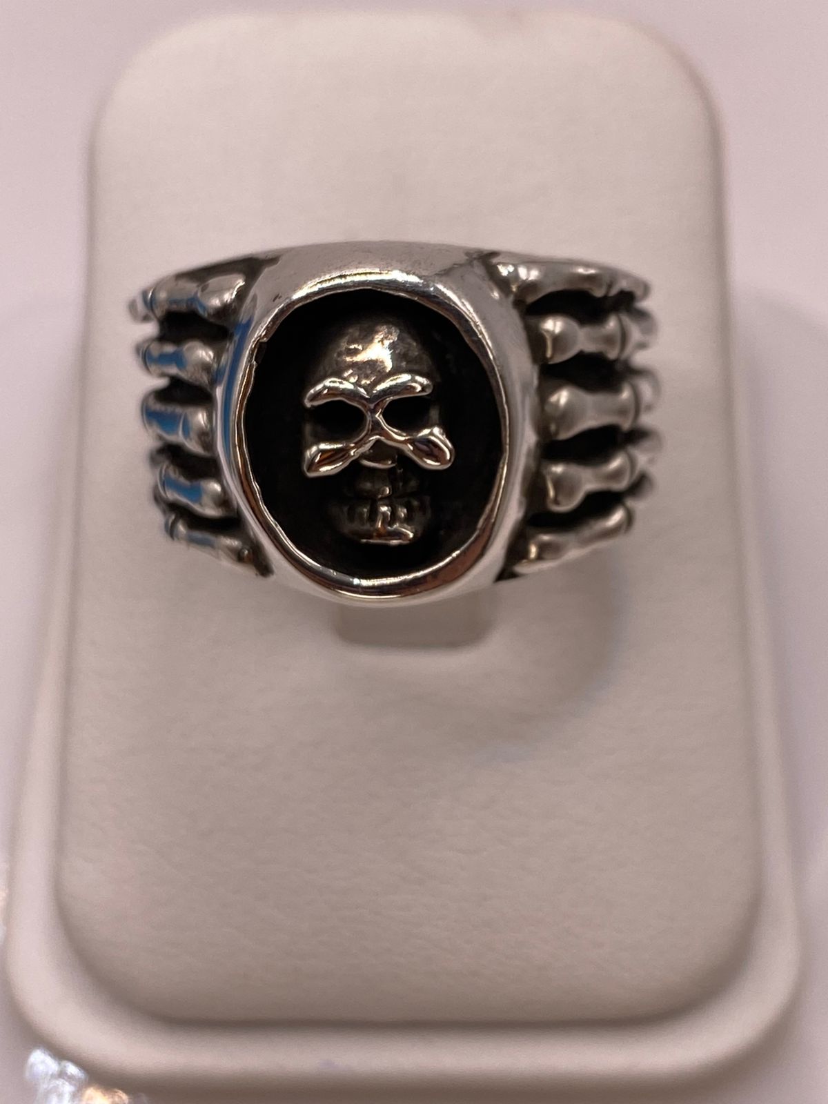 Anillo Artesanal en Plata con Calavera y Banda Estilo Huesos, sello de autenticidad Plata Ley .925