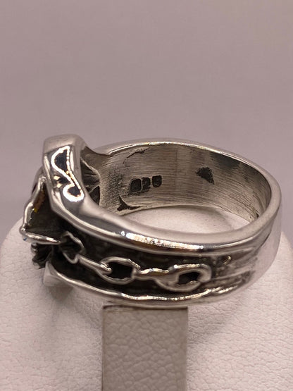 Anillo Artesanal en Plata con Calavera y Banda Texturizada, sello de autenticidad Plata Ley .925