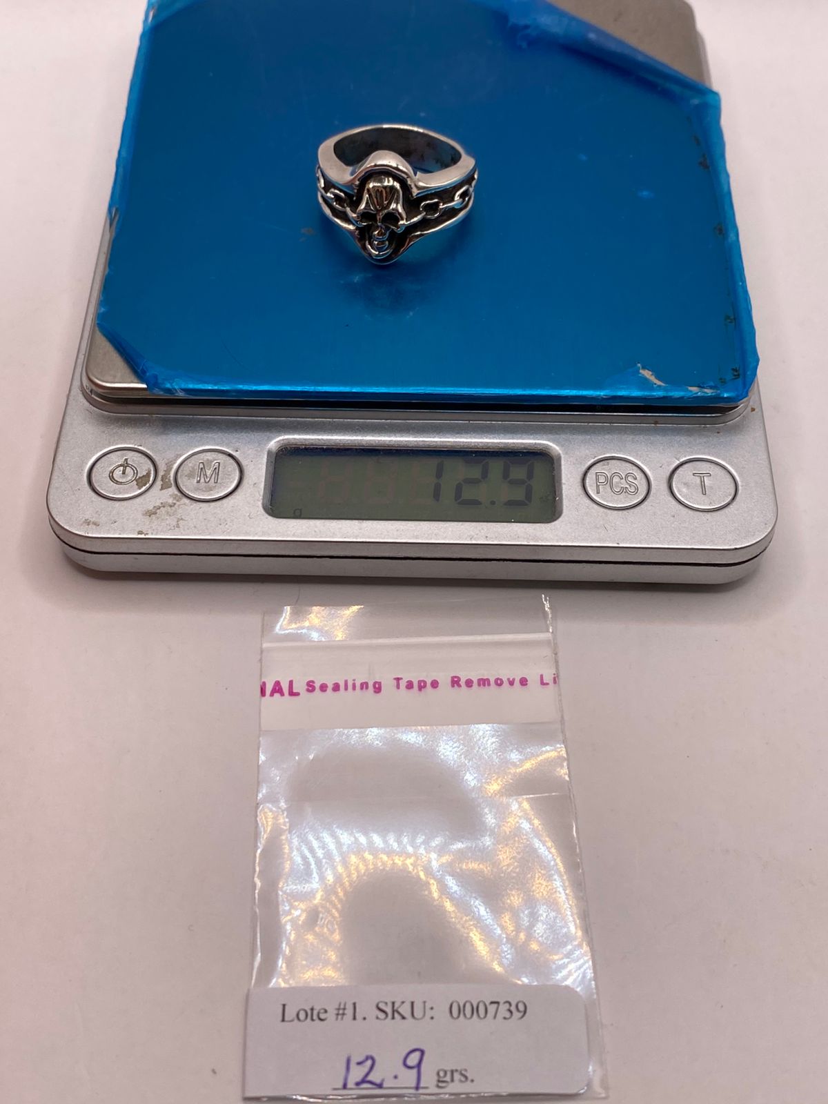 Anillo Artesanal en Plata con Calavera y Banda Texturizada, peso en gramos (báscula)