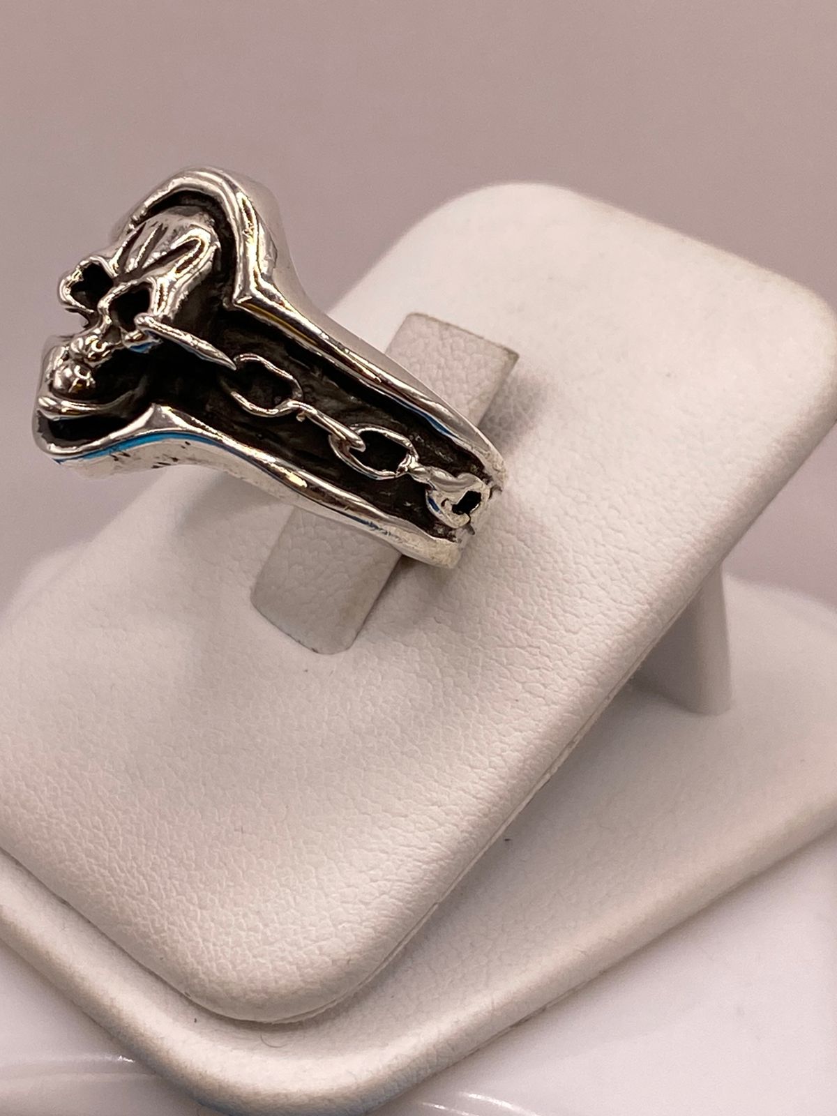 Anillo Artesanal en Plata con Calavera y Banda Texturizada, vista lateral