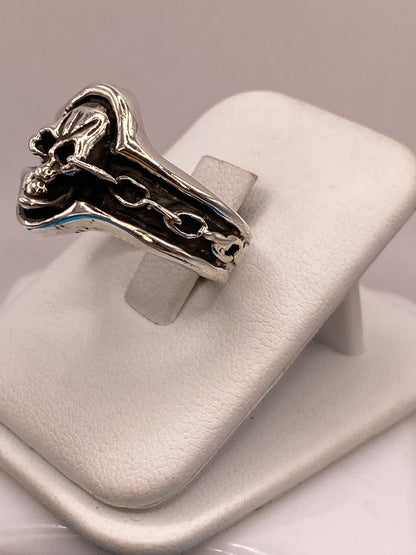 Anillo Artesanal en Plata con Calavera y Banda Texturizada, vista lateral