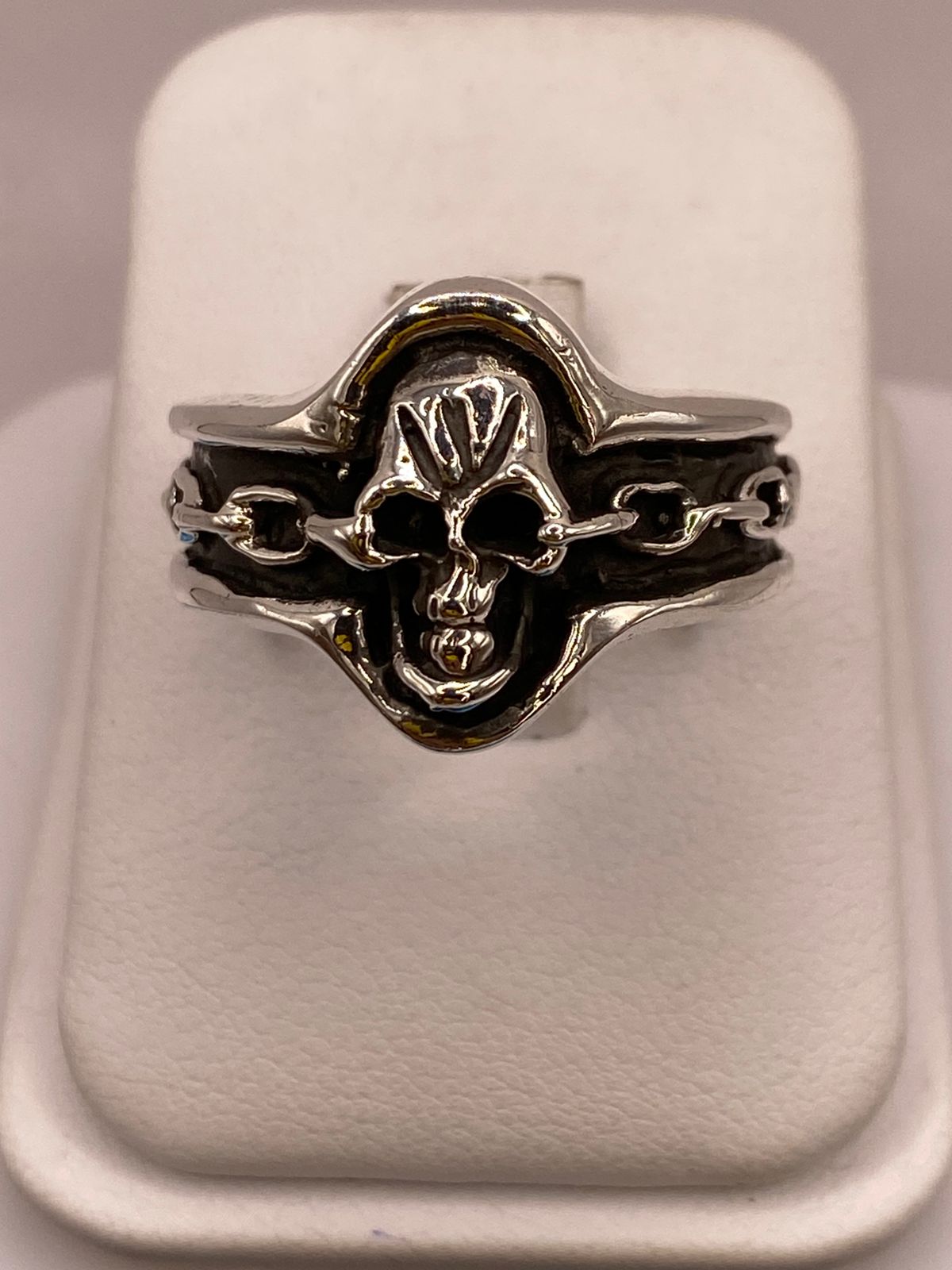 Anillo Artesanal en Plata con Calavera y Banda Texturizada, vista frontal