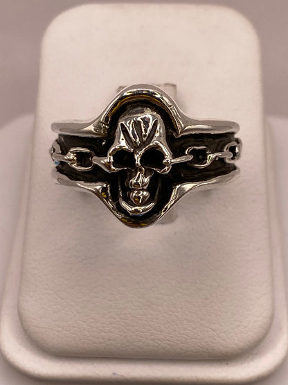 Anillo Artesanal en Plata con Calavera y Banda Texturizada, vista frontal