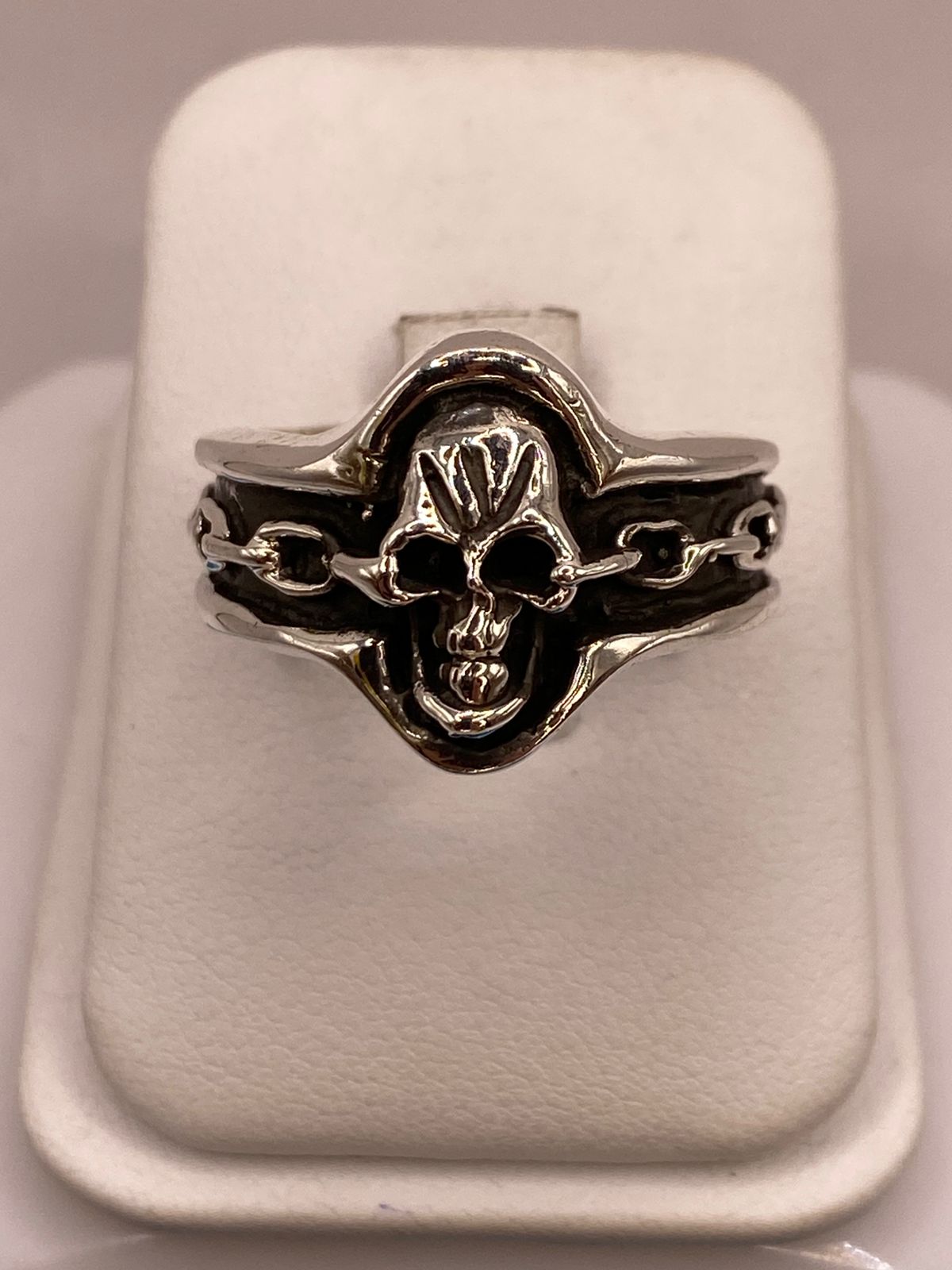 Anillo Artesanal en Plata con Calavera y Banda Texturizada, vista de detalle