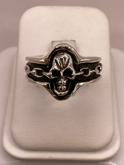 Anillo Artesanal en Plata con Calavera y Banda Texturizada, vista de detalle