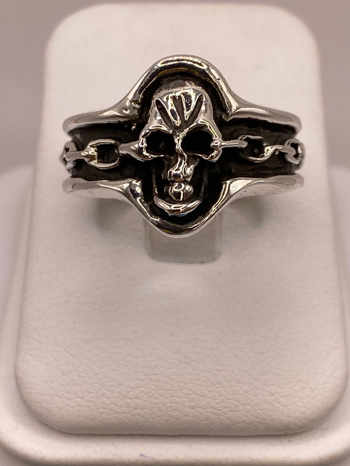 Anillo Artesanal en Plata con Calavera y Banda Texturizada en báscula mostrando peso