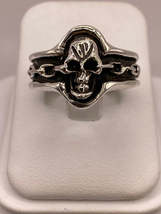 Anillo Artesanal en Plata con Calavera y Banda Texturizada en báscula mostrando peso