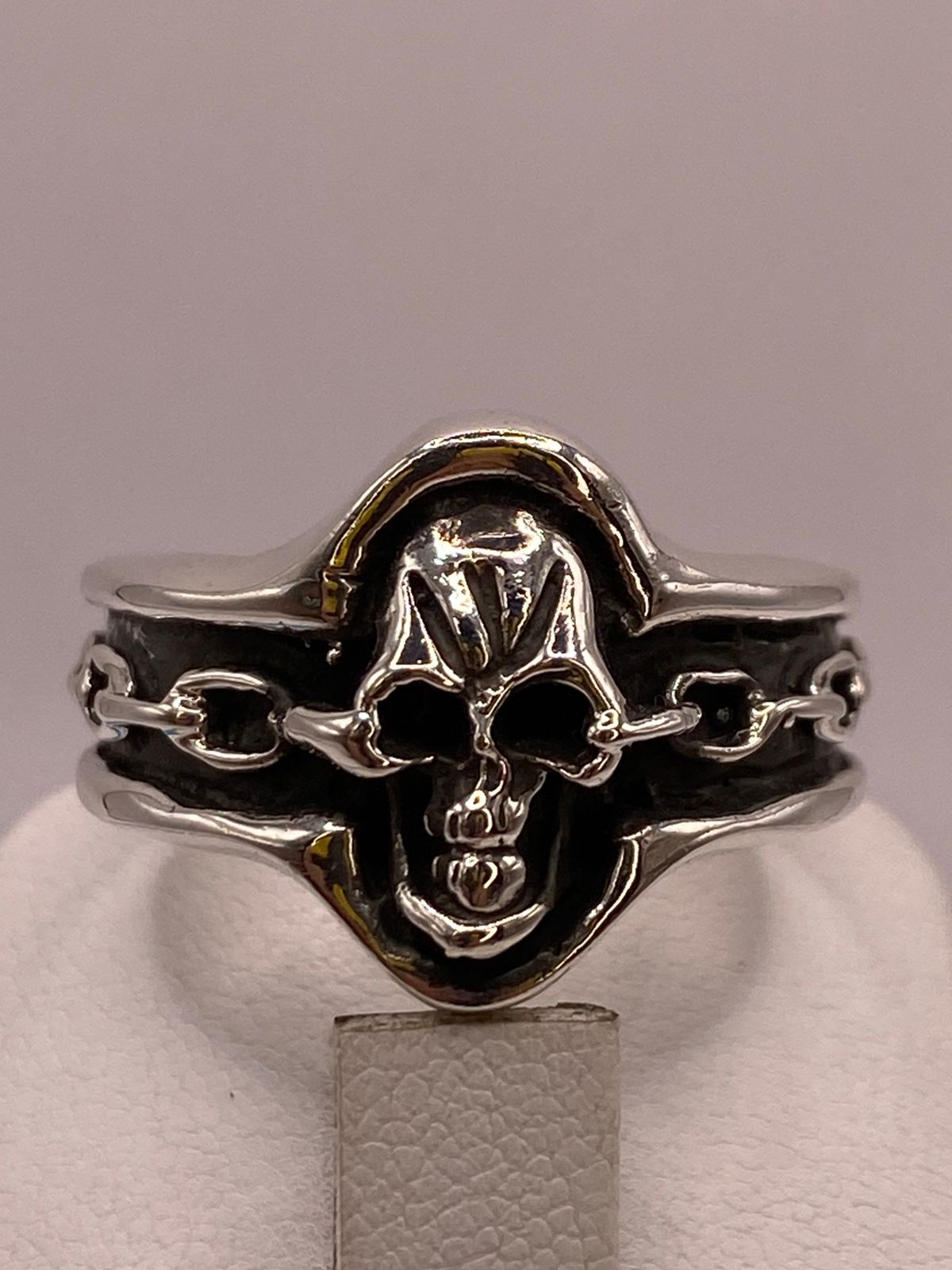 Anillo Artesanal en Plata con Calavera y Banda Texturizada, vista superior