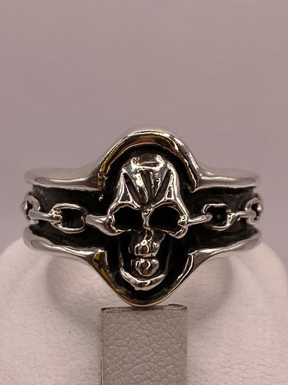 Anillo Artesanal en Plata con Calavera y Banda Texturizada, vista superior