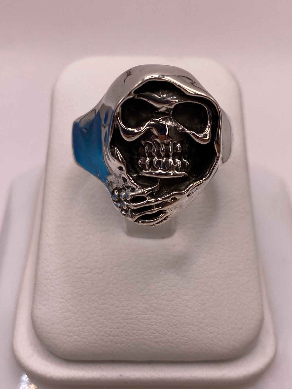 Anillo Artesanal en Plata con Calavera Encapuchada, vista frontal