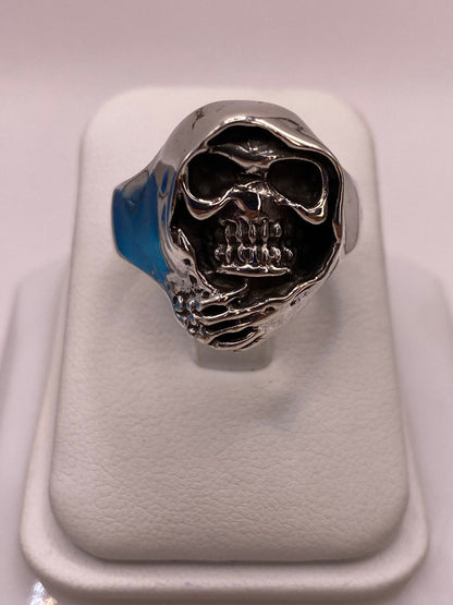Anillo Artesanal en Plata con Calavera Encapuchada, vista frontal
