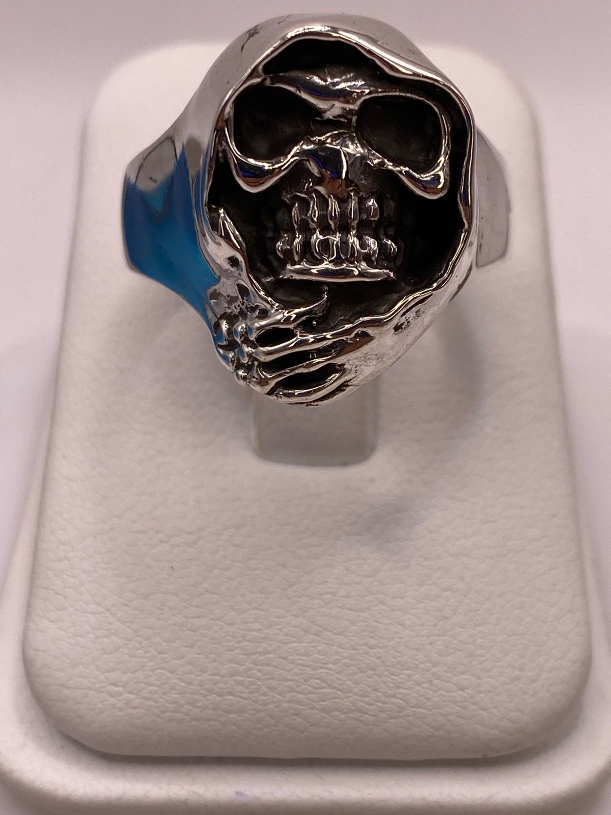 Anillo Artesanal en Plata con Calavera Encapuchada, vista de detalle