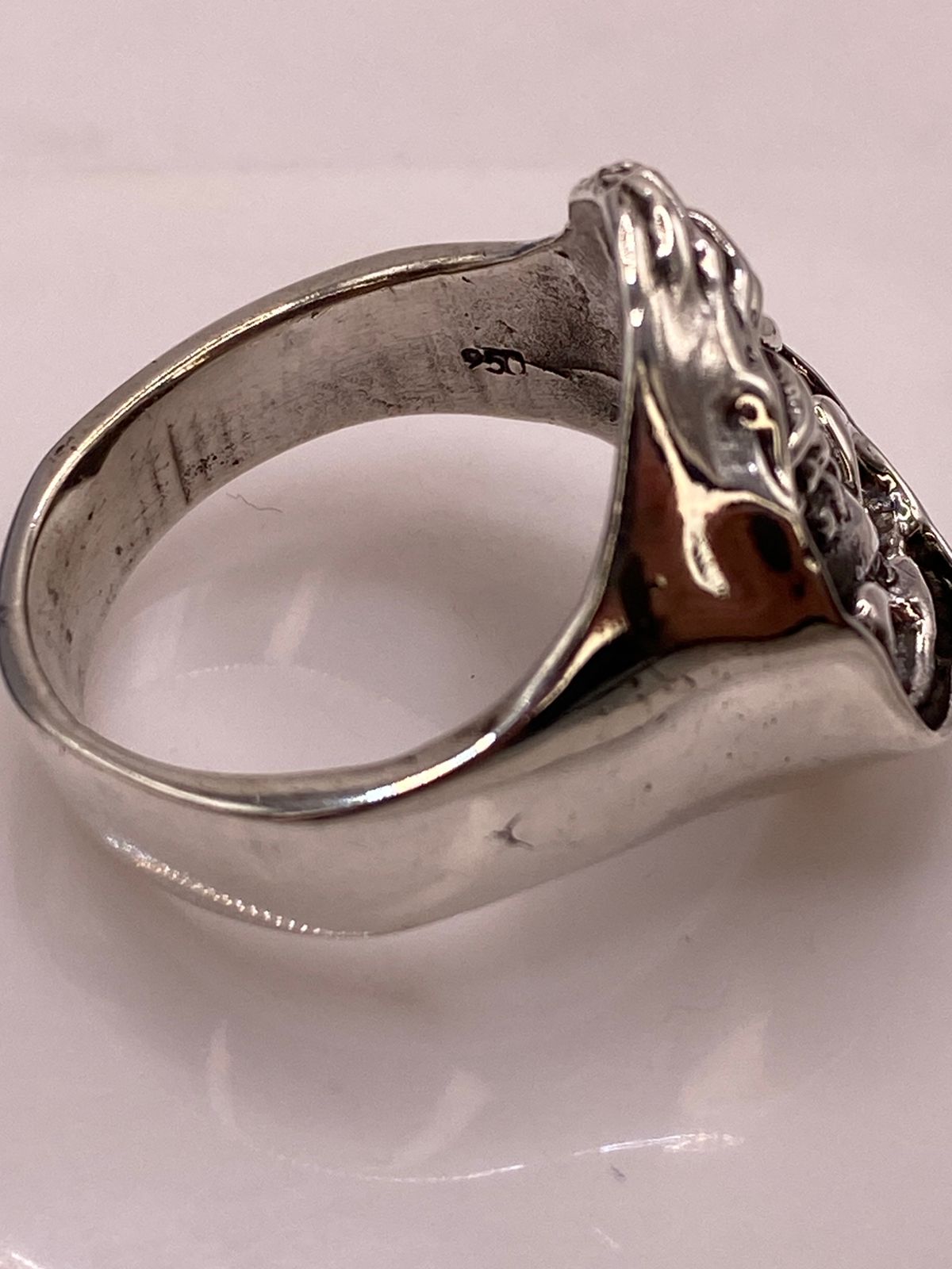 Anillo Artesanal en Plata con Calavera Encapuchada, sello de autenticidad Plata Ley .925