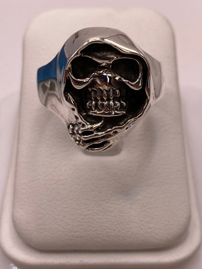 Anillo Artesanal en Plata con Calavera Encapuchada en báscula mostrando peso