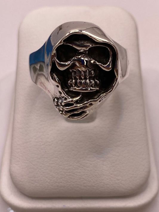 Anillo Artesanal en Plata con Calavera Encapuchada en báscula mostrando peso