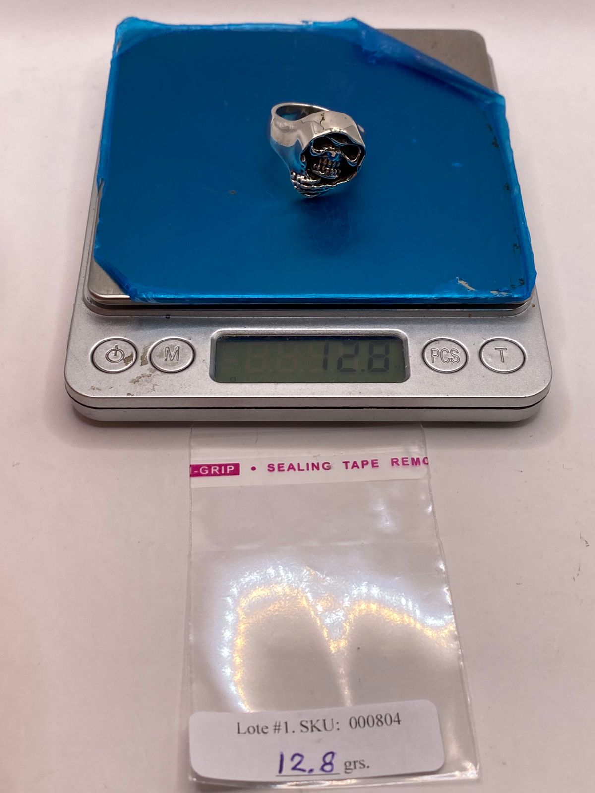 Anillo Artesanal en Plata con Calavera Encapuchada, peso en gramos (báscula)