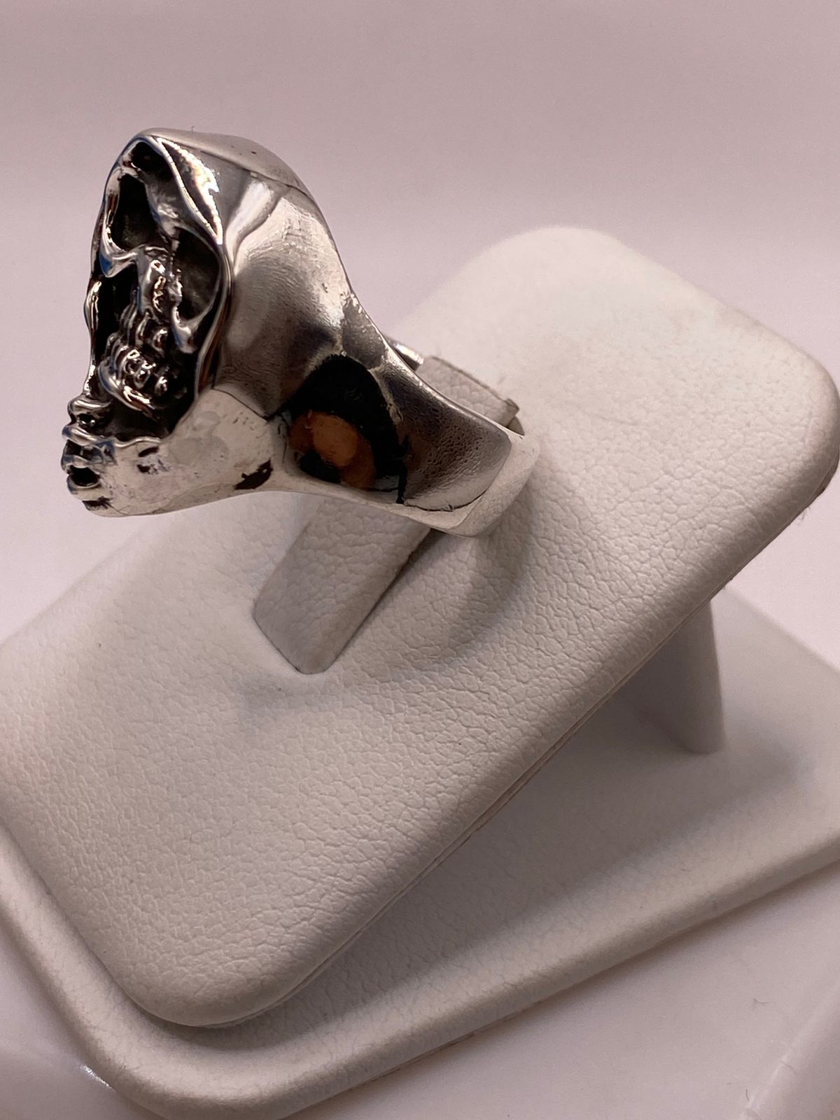 Anillo Artesanal en Plata con Calavera Encapuchada, vista lateral