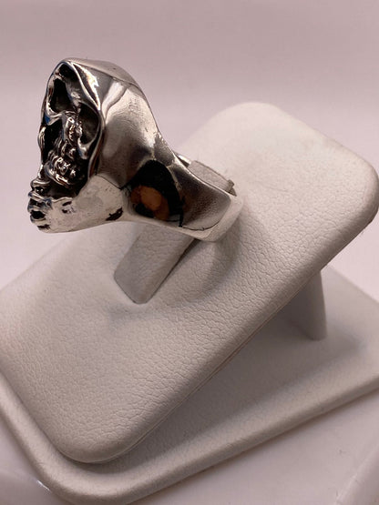 Anillo Artesanal en Plata con Calavera Encapuchada, vista lateral
