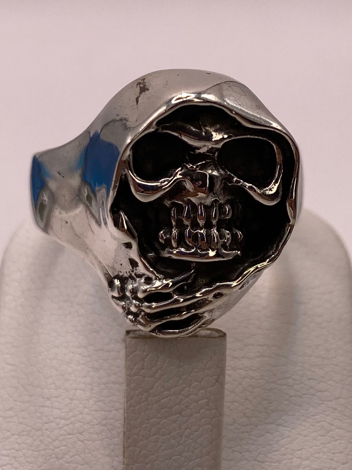 Anillo Artesanal en Plata con Calavera Encapuchada, vista superior