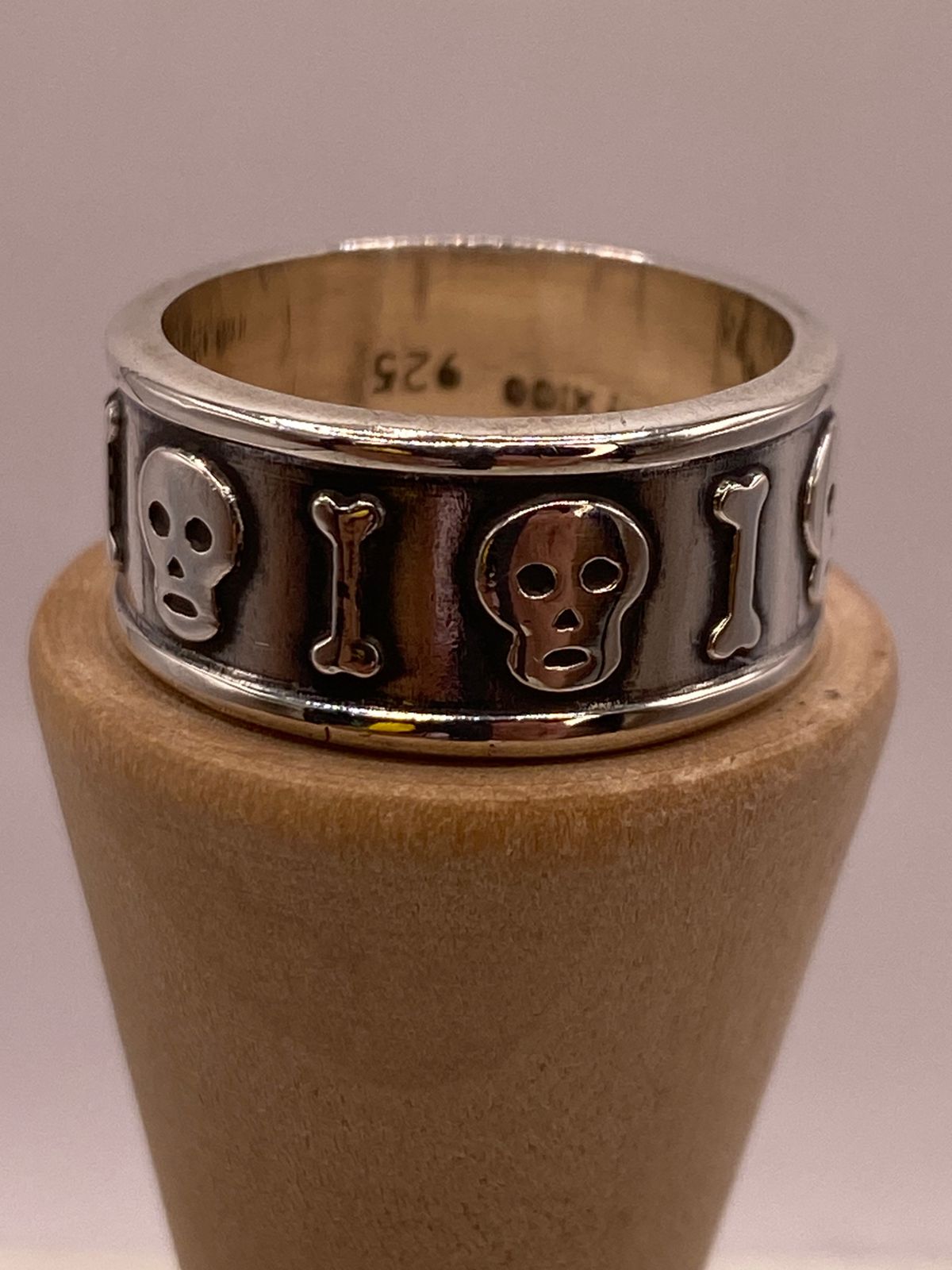 Anillo Artesanal en Plata con Calaveras y Huesos en Relieve, sello de autenticidad Plata Ley .925
