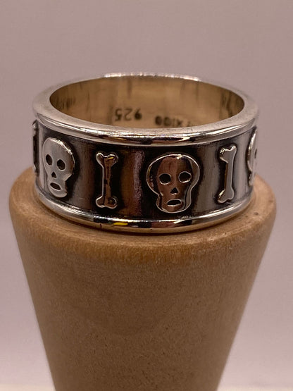 Anillo Artesanal en Plata con Calaveras y Huesos en Relieve, sello de autenticidad Plata Ley .925