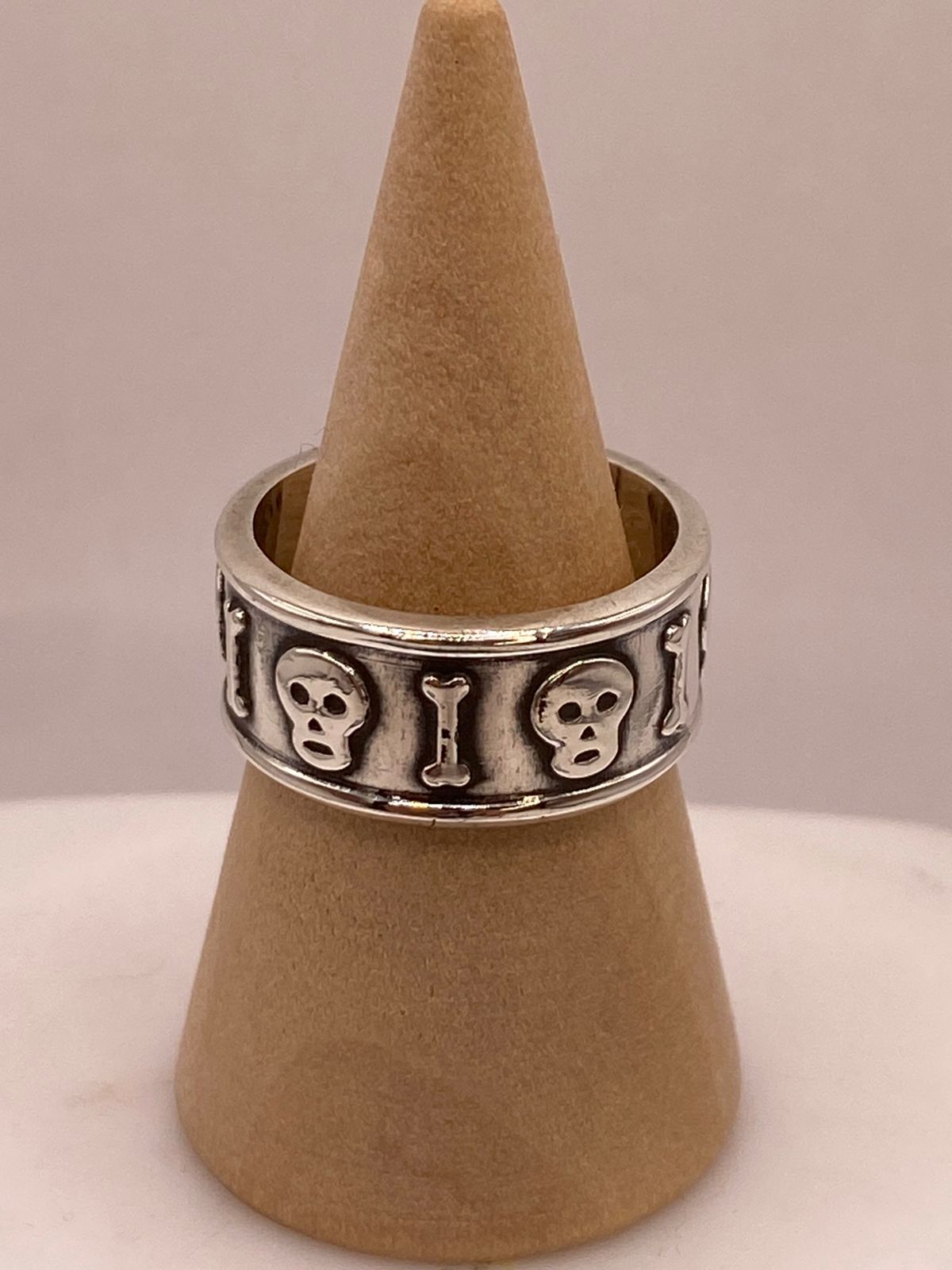 Anillo Artesanal en Plata con Calaveras y Huesos en Relieve — vista lateral