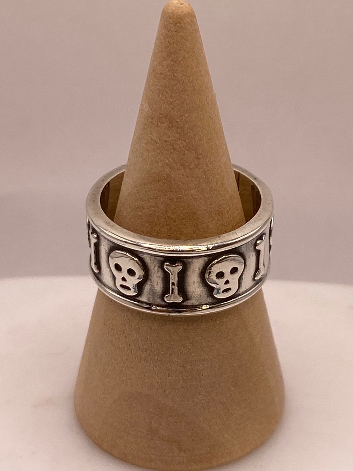 Anillo Artesanal en Plata con Calaveras y Huesos en Relieve, vista lateral