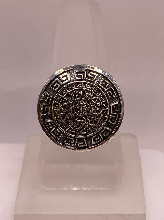 Anillo Artesanal en Plata con Calendario Azteca — ángulo diagonal