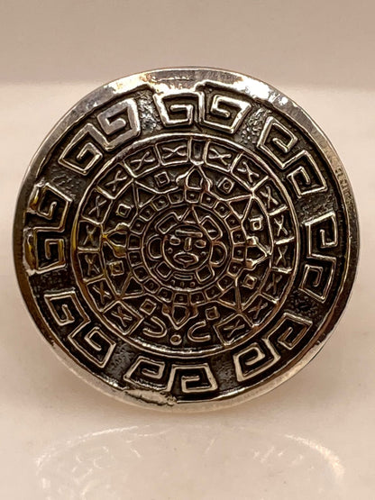 Anillo Artesanal en Plata con Calendario Azteca, vista de detalle
