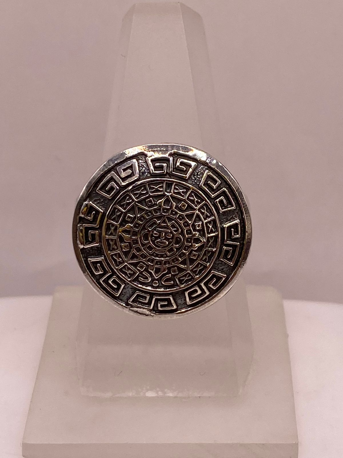 Anillo Artesanal en Plata con Calendario Azteca, vista lateral