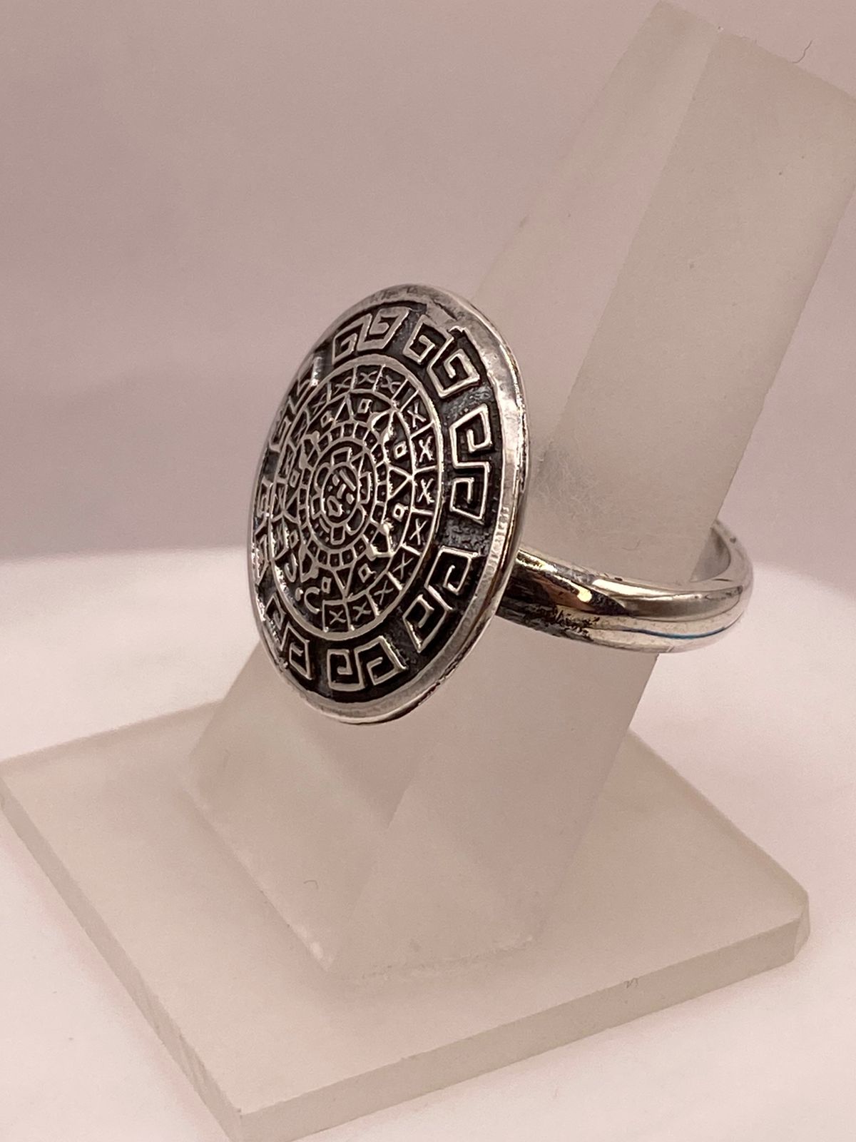 Anillo Artesanal en Plata con Calendario Azteca, vista frontal