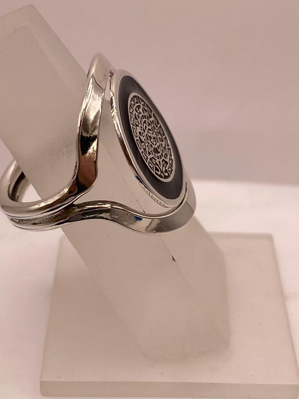 Anillo Artesanal en Plata con Calendario Azteca y Detalle en Negro, vista frontal