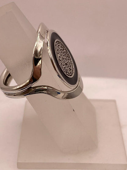 Anillo Artesanal en Plata con Calendario Azteca y Detalle en Negro, vista frontal