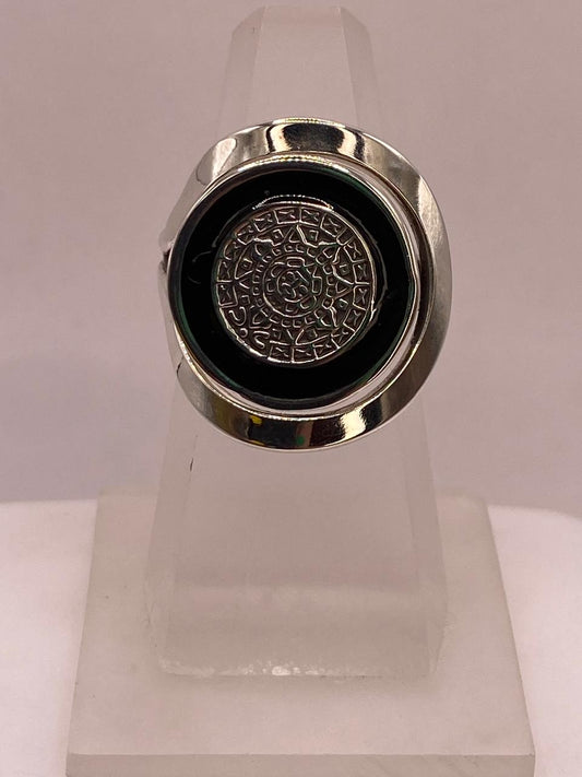 Anillo Artesanal en Plata con Calendario Azteca y Detalle en Negro — vista lateral