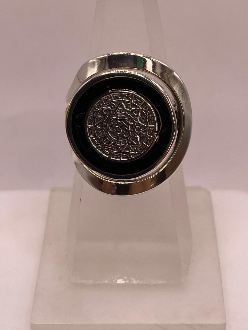 Anillo Artesanal en Plata con Calendario Azteca y Detalle en Negro, vista lateral