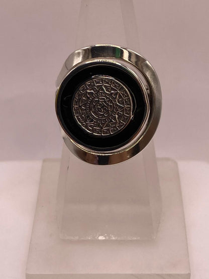 Anillo Artesanal en Plata con Calendario Azteca y Detalle en Negro, vista lateral