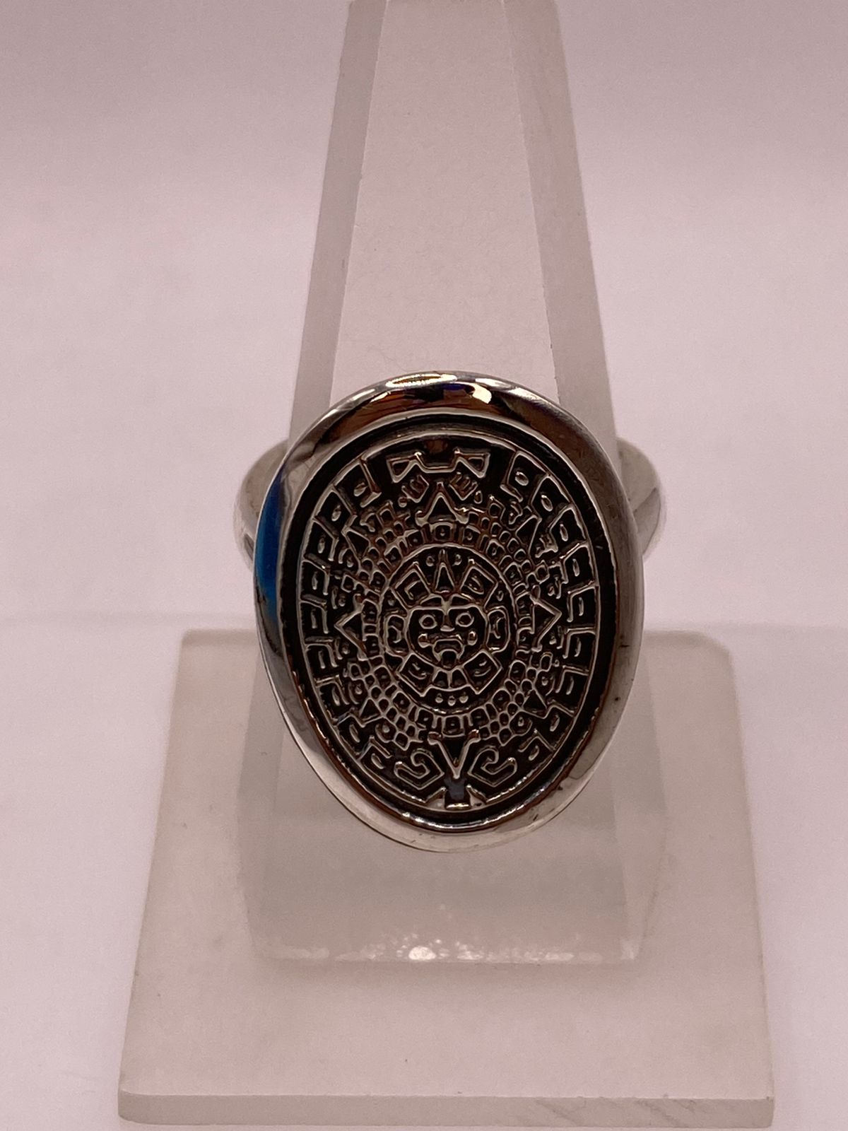 Anillo Artesanal en Plata con Calendario Azteca Grabado, vista lateral